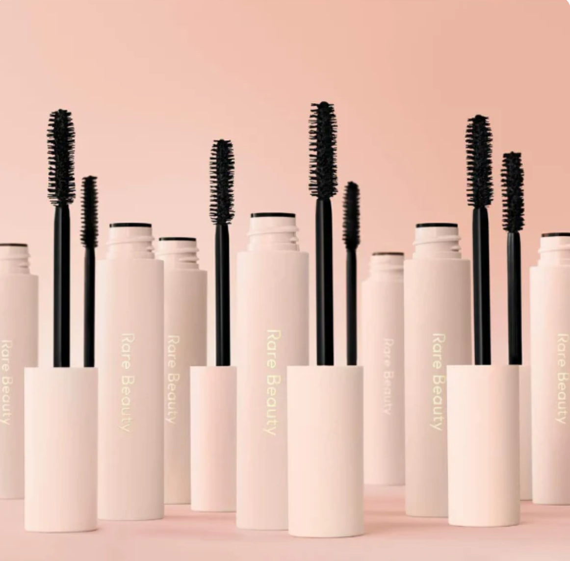 RARE BEAUTY Perfect strokes universal - Mascara volumizzante mini size