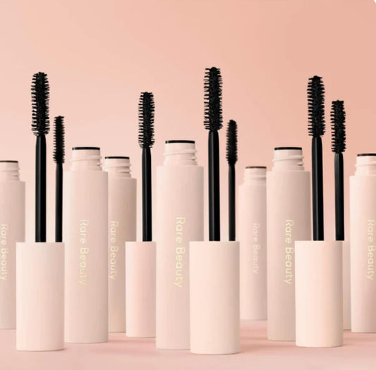 RARE BEAUTY Perfect strokes universal - Mascara volumizzante mini size
