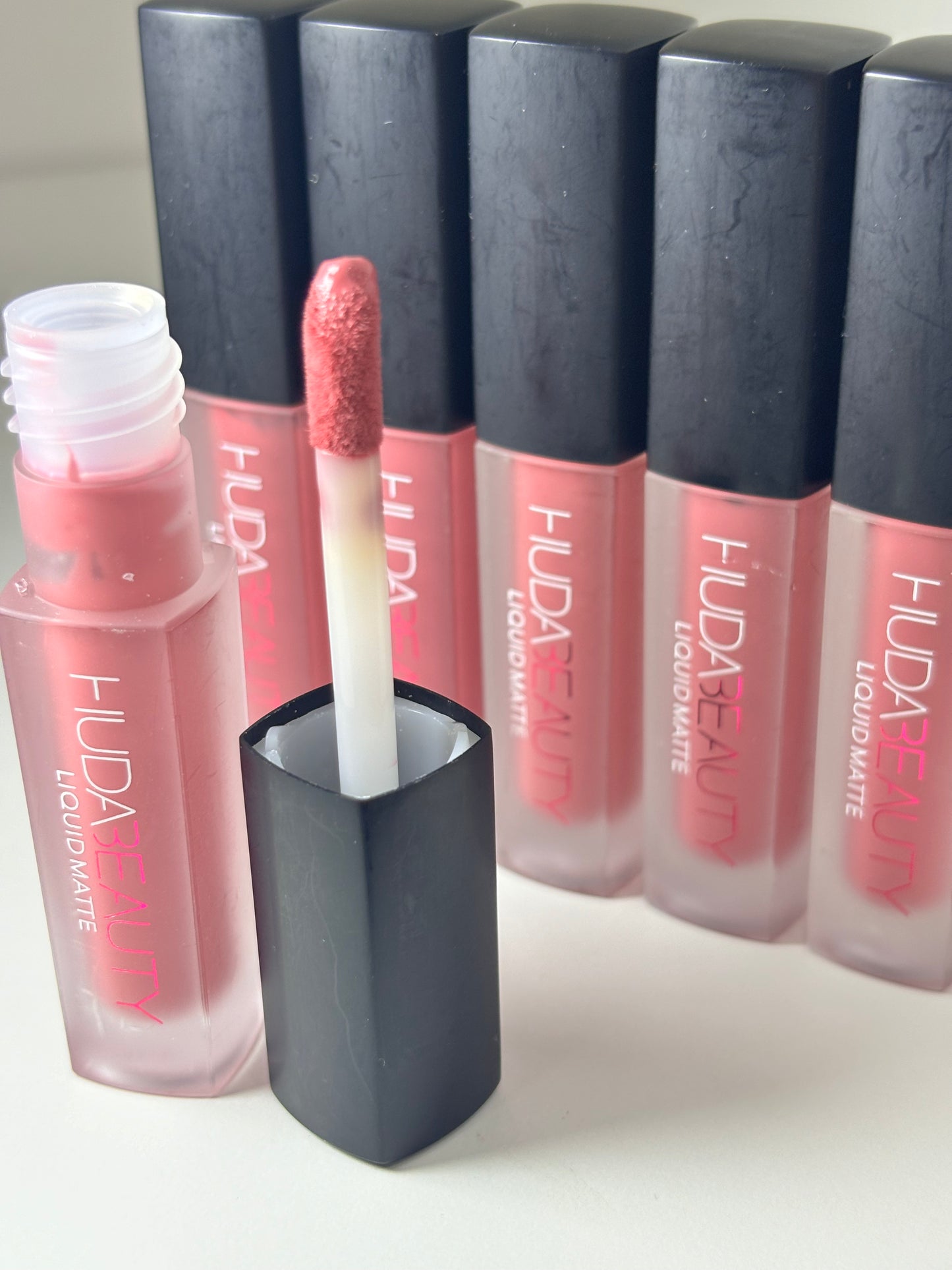 HUDA BEAUTY - Liquid Matte Ultra-Comfort Transfer-Proof Lipstick Mini Pinky Nude