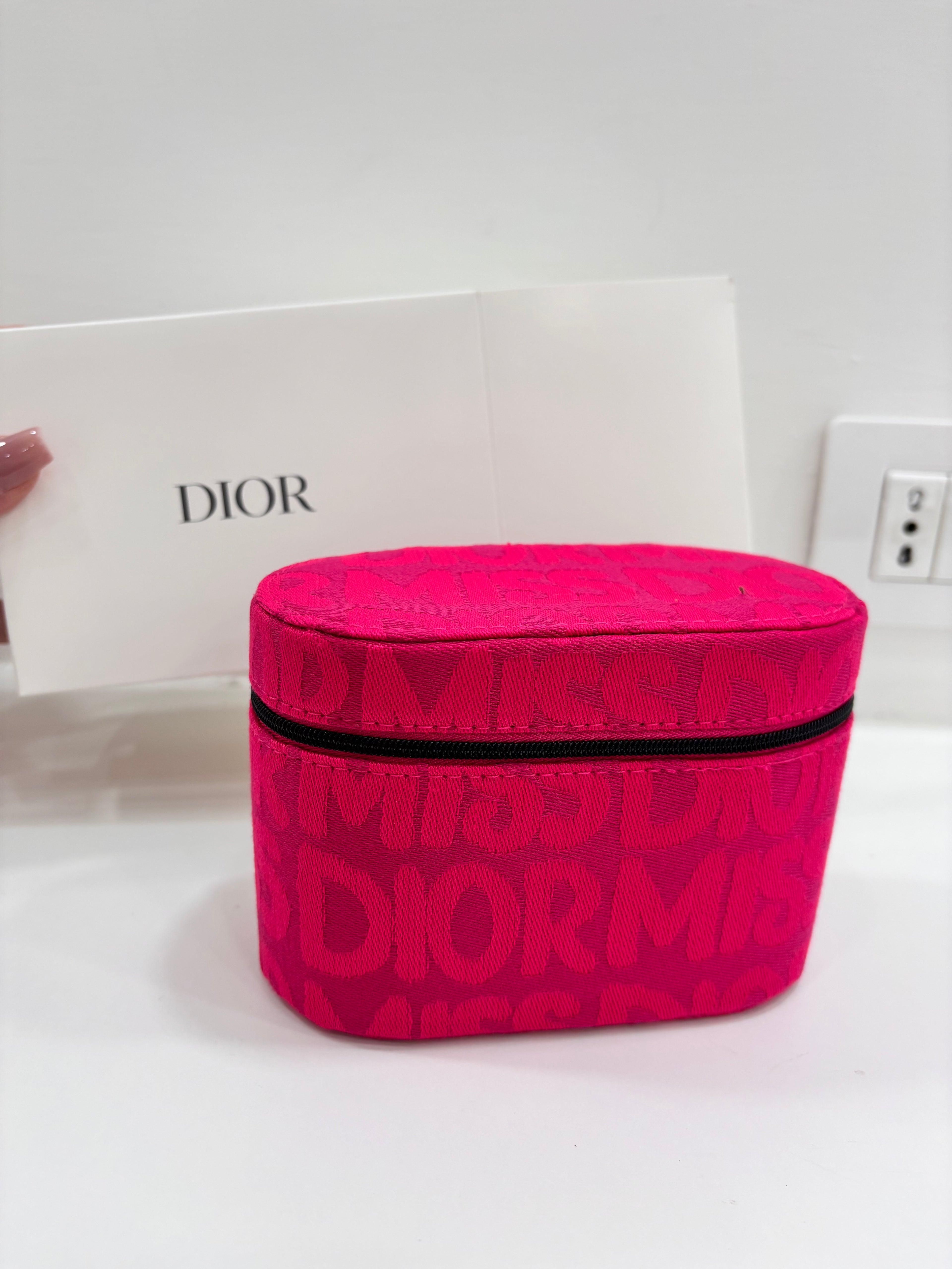 Pochette Dior + gel mani