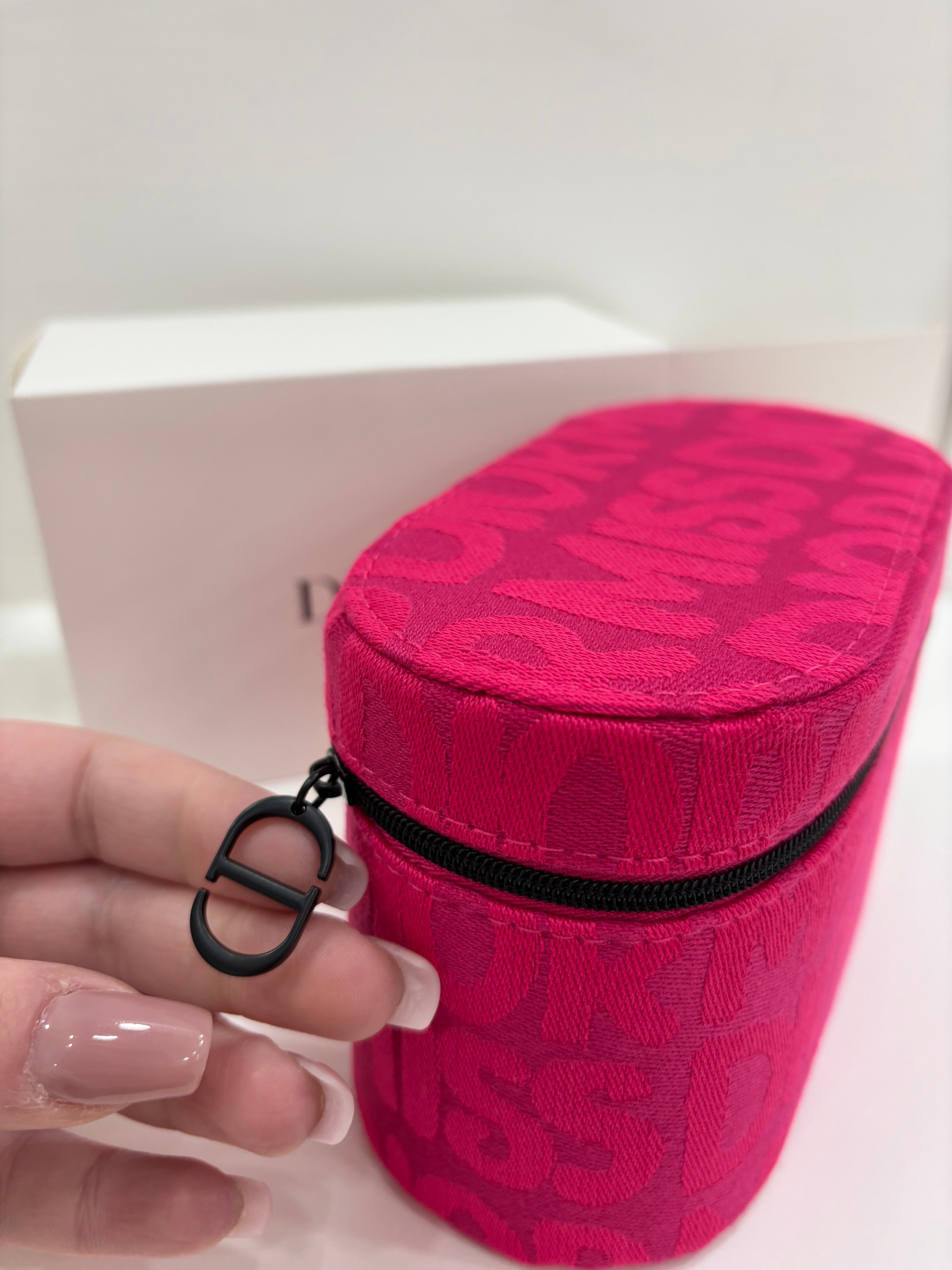Pochette Dior + gel mani