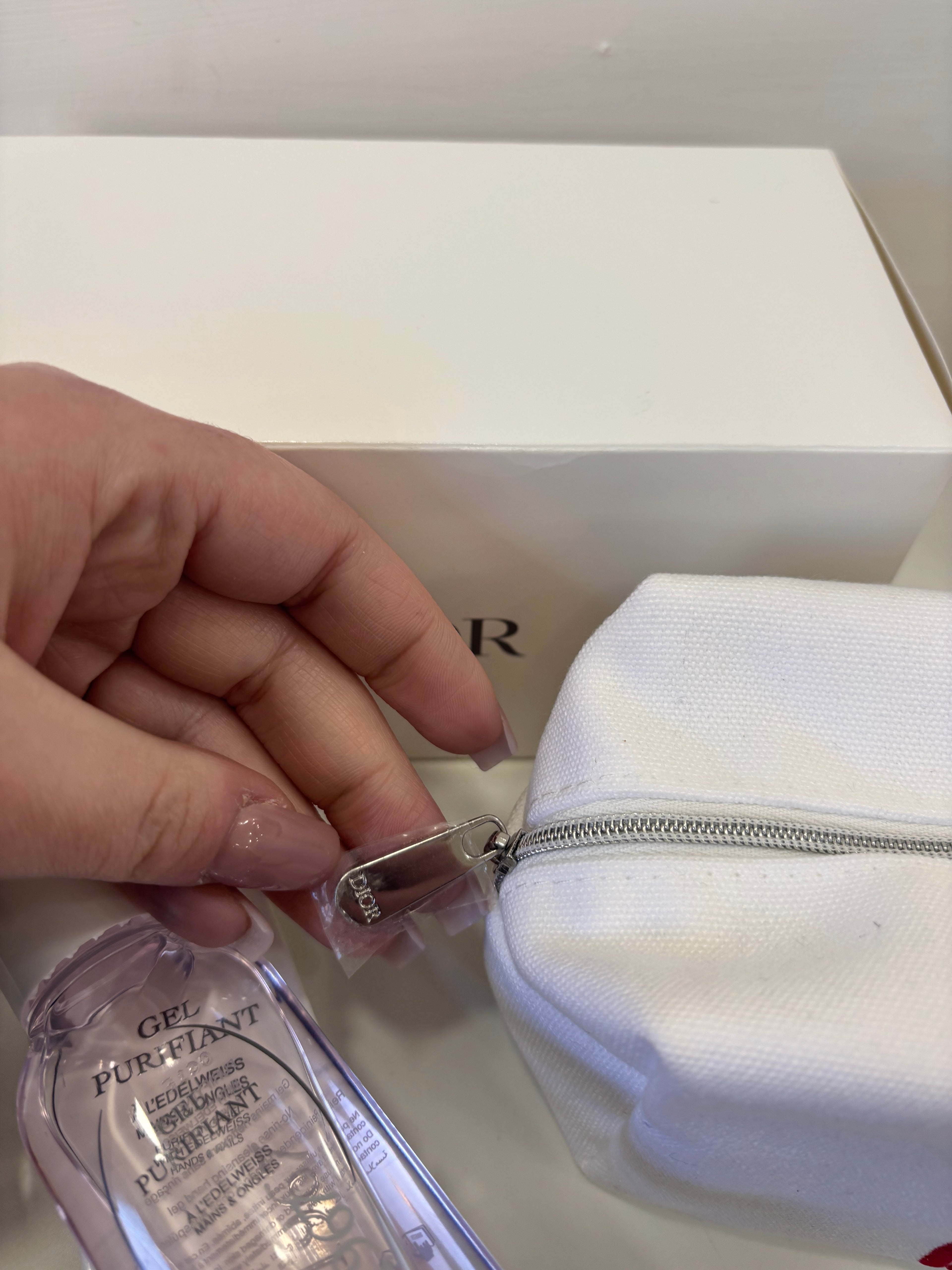 Pochette Dior + detergente mani