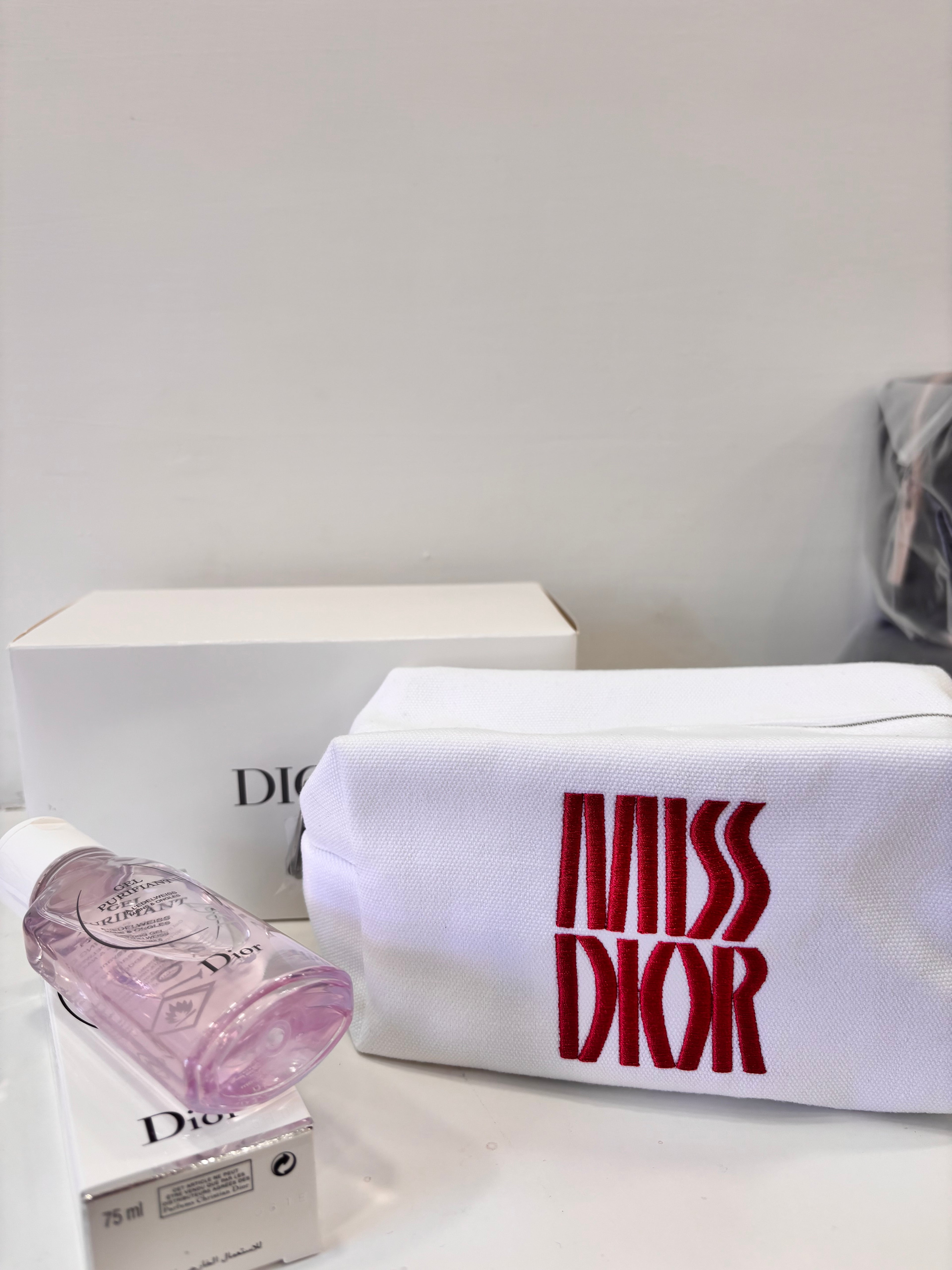 Pochette Dior + detergente mani